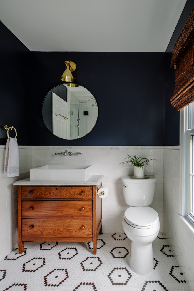 Idéer för små vintage vitt badrum med dusch, med en toalettstol med separat cisternkåpa, vit kakel, keramikplattor, blå väggar, ett fristående handfat, bänkskiva i kvarts, släta luckor, skåp i mellenmörkt trä, mosaikgolv och flerfärgat golv