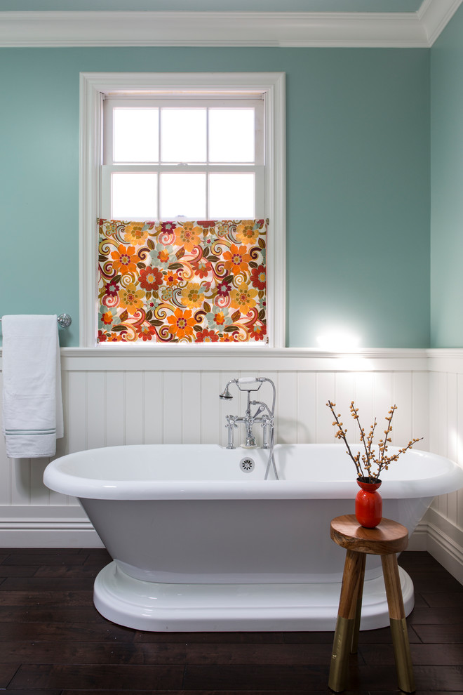 Esempio di una stanza da bagno padronale con vasca freestanding, pareti blu, parquet scuro e pavimento marrone