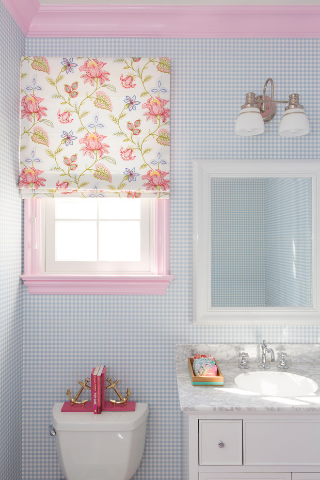 На фото: ванная комната с белыми фасадами и разноцветными стенами