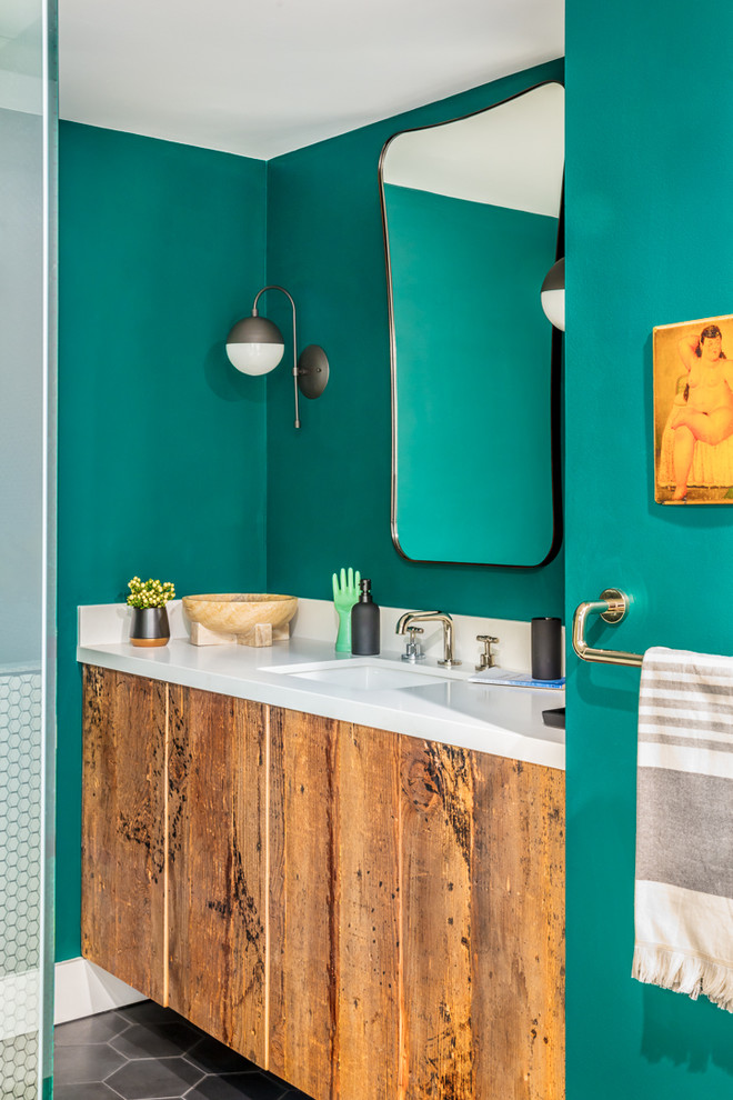 Foto di una stanza da bagno design con ante lisce, ante in legno scuro, pareti blu, lavabo sottopiano e pavimento grigio