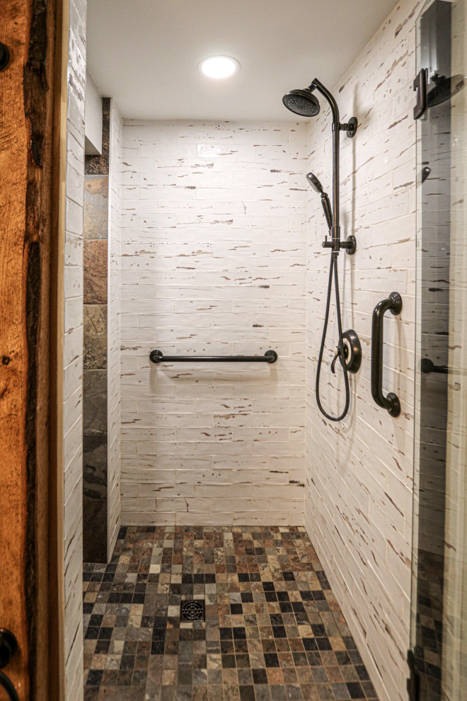 Idéer för ett litet lantligt beige en-suite badrum, med luckor med infälld panel, bruna skåp, en hörndusch, en toalettstol med separat cisternkåpa, beige väggar, klinkergolv i porslin, ett fristående handfat, bänkskiva i kvarts, brunt golv och dusch med gångjärnsdörr