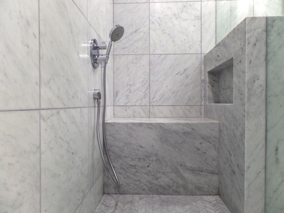 Idee per una grande sauna moderna con lavabo sottopiano, ante lisce, ante in legno bruno, top in superficie solida, WC monopezzo, pareti grigie e pavimento in marmo