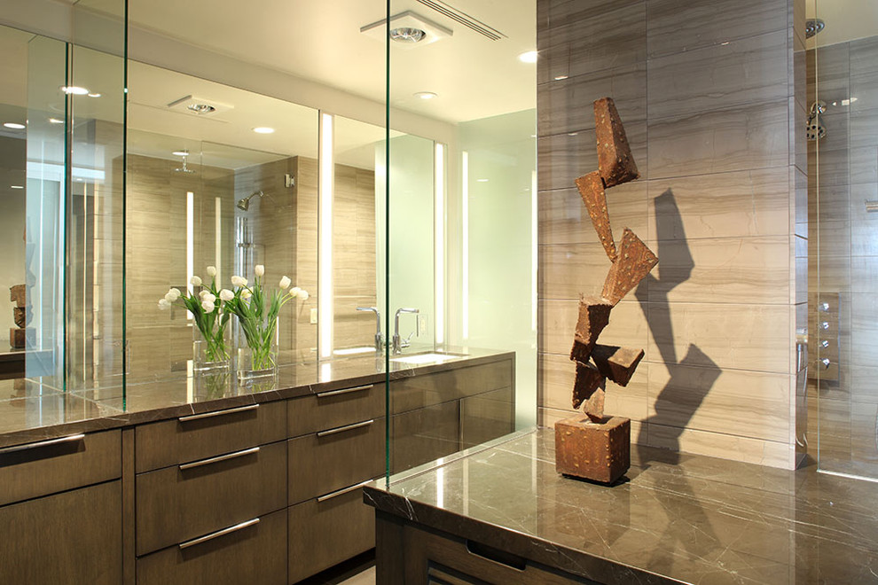 Aménagement d'une salle de bain principale moderne en bois brun de taille moyenne avec un placard à porte plane, un carrelage beige, un carrelage de pierre, un mur beige, un lavabo encastré et un plan de toilette en granite.