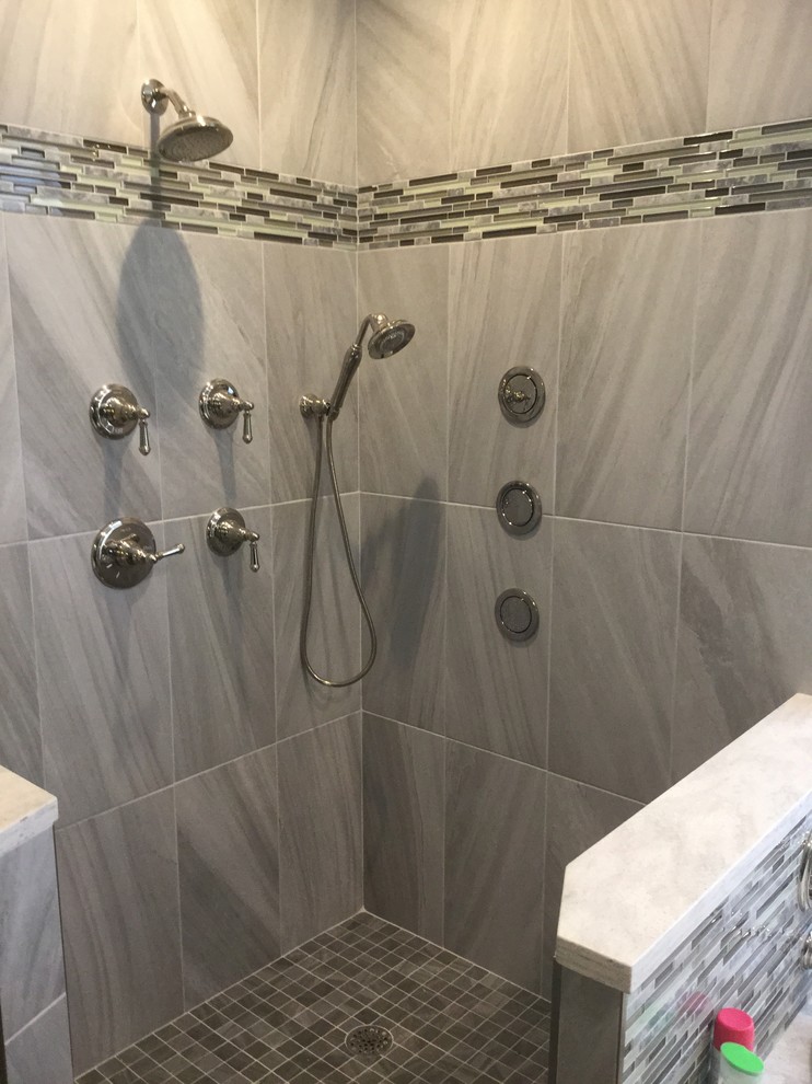 Imagen de cuarto de baño principal tradicional renovado grande con ducha abierta, baldosas y/o azulejos grises, baldosas y/o azulejos verdes, baldosas y/o azulejos multicolor, azulejos en listel y paredes grises