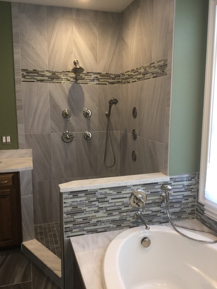 Immagine di una grande stanza da bagno padronale chic con vasca da incasso, doccia aperta, piastrelle grigie, piastrelle verdi, piastrelle multicolore, piastrelle a listelli e pareti grigie