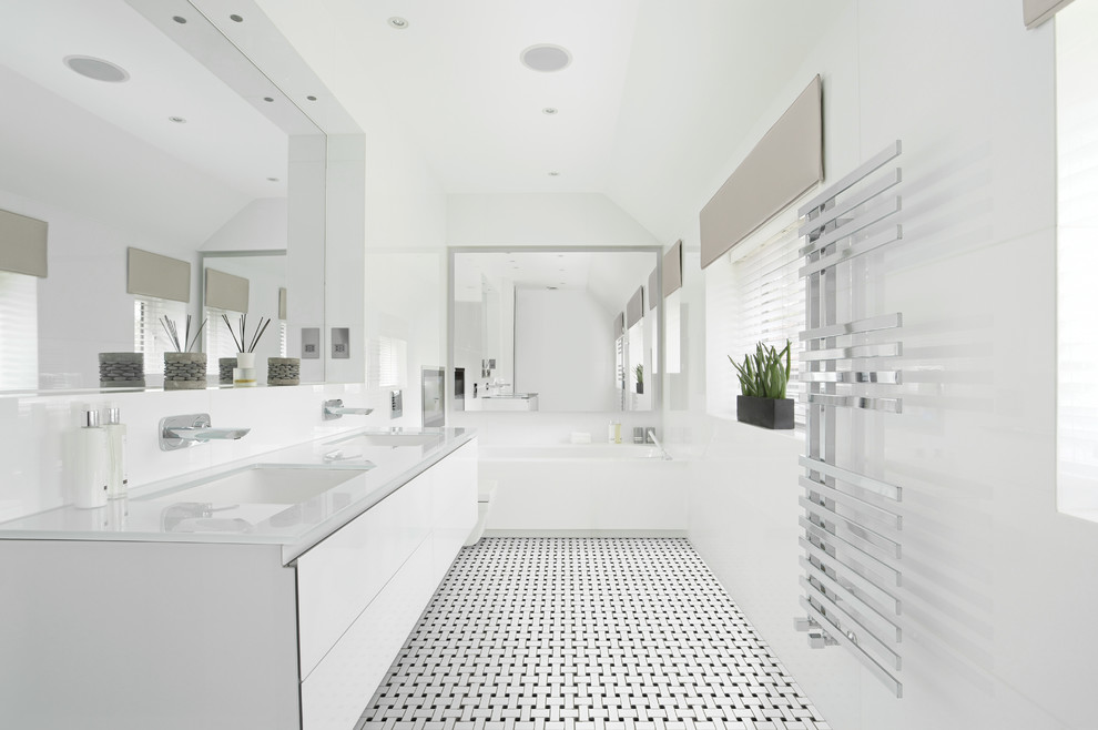 Идея дизайна: большая главная ванная комната в современном стиле с плоскими фасадами, белыми фасадами, стеклянной столешницей, накладной ванной, унитазом-моноблоком, белой плиткой, плиткой мозаикой, белыми стенами, полом из мозаичной плитки и врезной раковиной