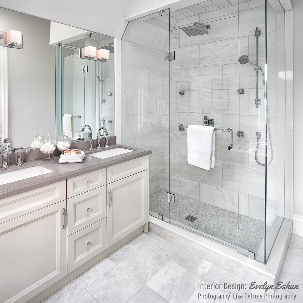 Exempel på ett klassiskt en-suite badrum, med grå kakel, porslinskakel, bruna väggar, klinkergolv i porslin och bänkskiva i kvartsit
