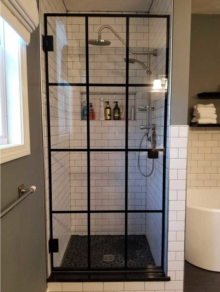 Idéer för lantliga badrum, med dusch med gångjärnsdörr