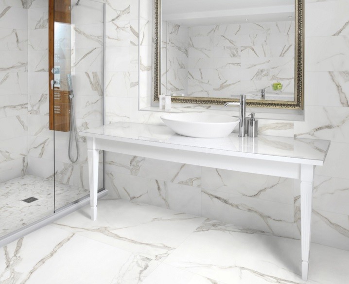 Пример оригинального дизайна: большая ванная комната в современном стиле с белой плиткой, керамогранитной плиткой, белыми стенами и полом из керамогранита