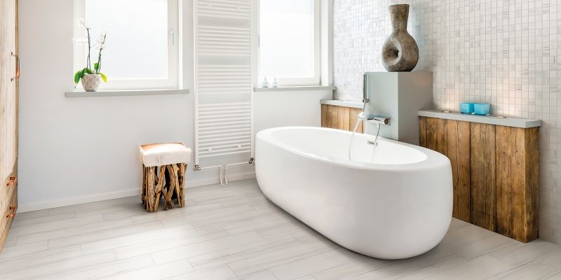 Cette photo montre une salle de bain principale chic de taille moyenne avec une baignoire indépendante, un carrelage gris, un carrelage multicolore, un carrelage blanc, un carrelage de pierre et un sol en carrelage de porcelaine.