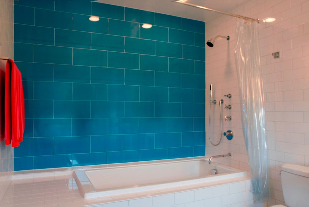 Источник вдохновения для домашнего уюта: ванная комната в стиле фьюжн с синей плиткой и керамической плиткой