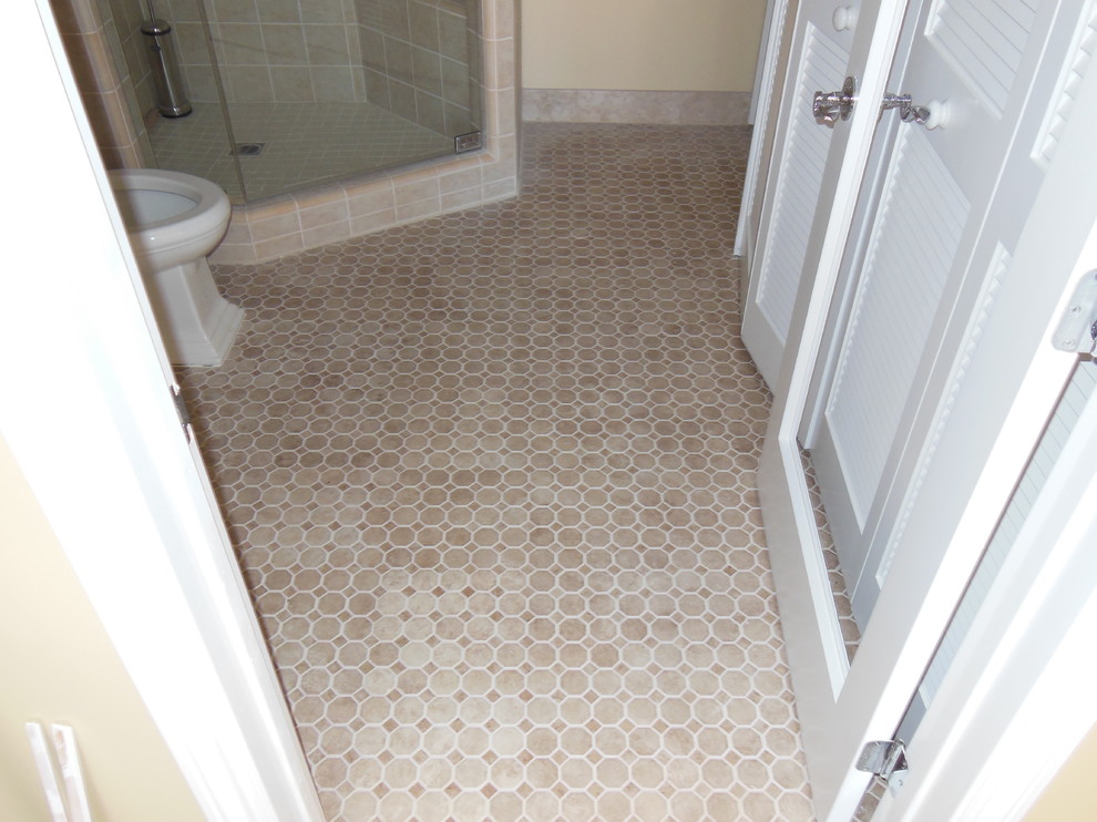 Foto di una piccola stanza da bagno tradizionale con doccia ad angolo, piastrelle beige e pavimento con piastrelle in ceramica