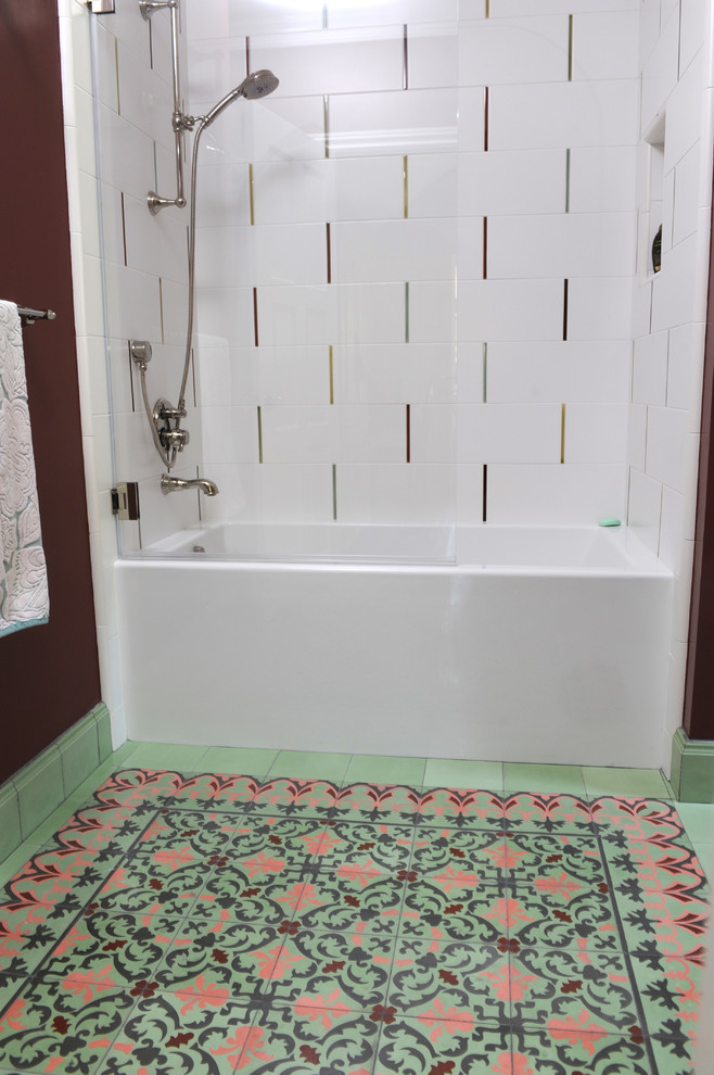 Foto de cuarto de baño ecléctico con bañera empotrada, combinación de ducha y bañera, baldosas y/o azulejos multicolor, baldosas y/o azulejos de cemento, paredes blancas y suelo de baldosas de cerámica