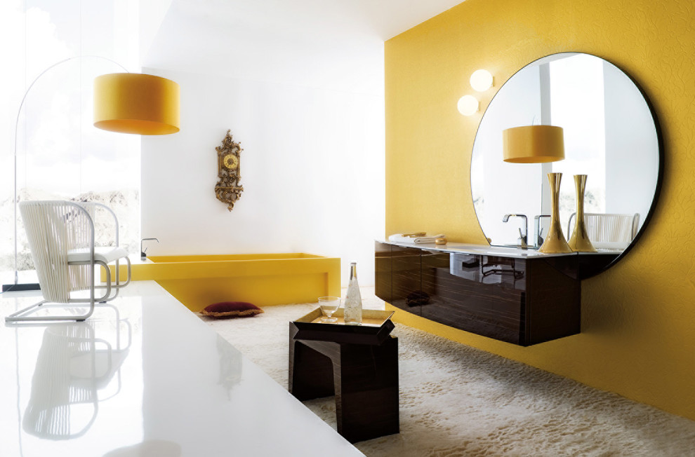 Idee per una stanza da bagno padronale minimal con ante lisce, lavabo integrato, top in vetro e pareti gialle