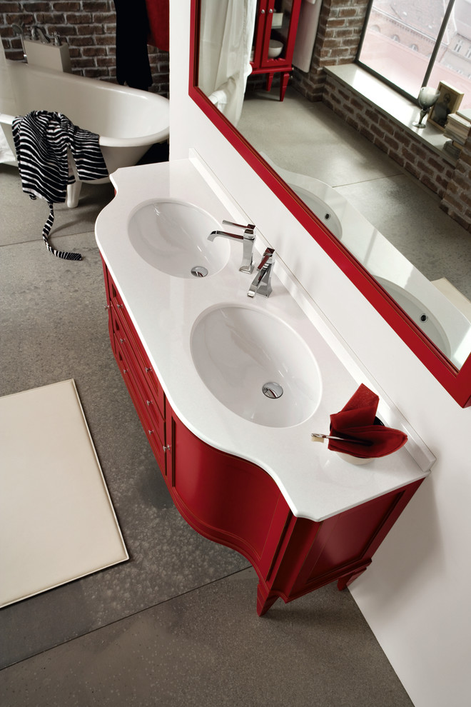 Foto på ett funkis badrum, med möbel-liknande, röda skåp, vita väggar, bänkskiva i kvartsit och ett undermonterad handfat