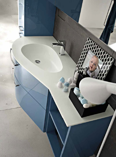 Aménagement d'une salle de bain moderne de taille moyenne pour enfant avec un placard avec porte à panneau surélevé, des portes de placard bleues, un plan de toilette en granite et un carrelage beige.