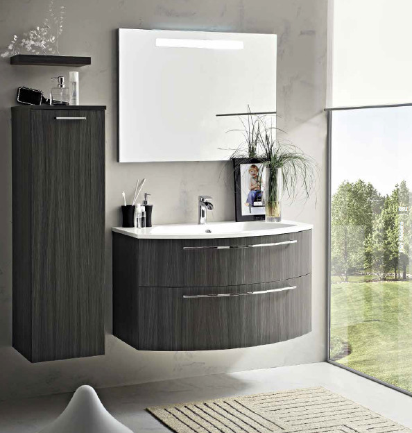 Imagen de cuarto de baño principal minimalista pequeño con armarios con paneles con relieve, puertas de armario marrones, encimera de granito y baldosas y/o azulejos beige
