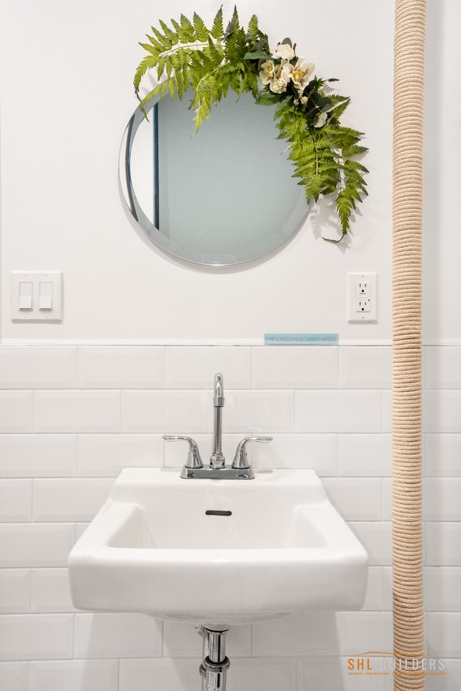 Kleines Modernes Duschbad mit Wandtoilette mit Spülkasten, Metrofliesen, weißer Wandfarbe, Porzellan-Bodenfliesen, Wandwaschbecken und weißem Boden in New York