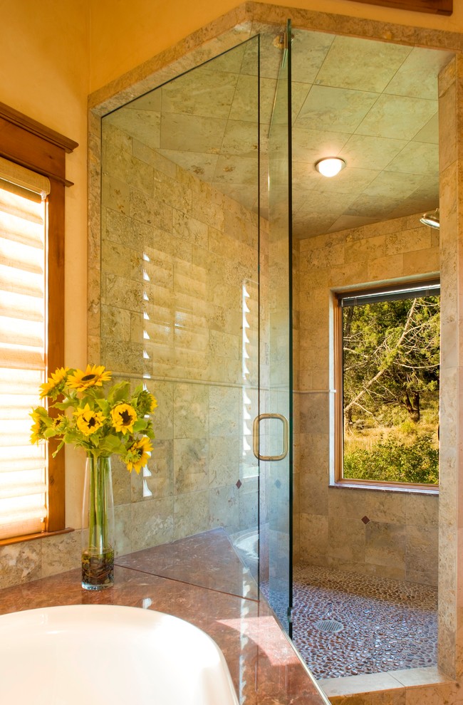 Foto di una stanza da bagno padronale rustica con piastrelle di ciottoli e pareti beige