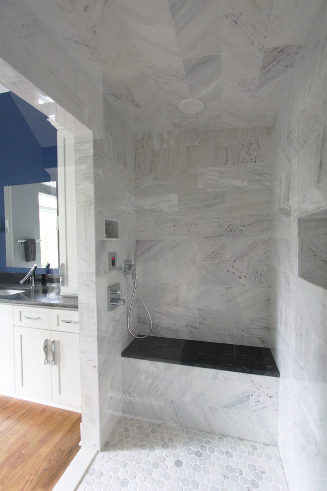 Exemple d'une grande salle de bain chic avec un placard à porte shaker, des portes de placard blanches, une baignoire indépendante, WC séparés, un carrelage noir, un carrelage noir et blanc, un carrelage gris, un carrelage blanc, un carrelage de pierre, un mur bleu, parquet foncé, un lavabo encastré et un plan de toilette en granite.