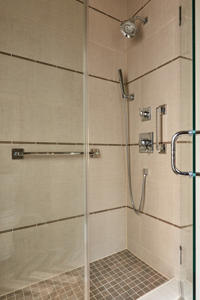 Идея дизайна: ванная комната в стиле неоклассика (современная классика) с коричневым полом и душем с распашными дверями