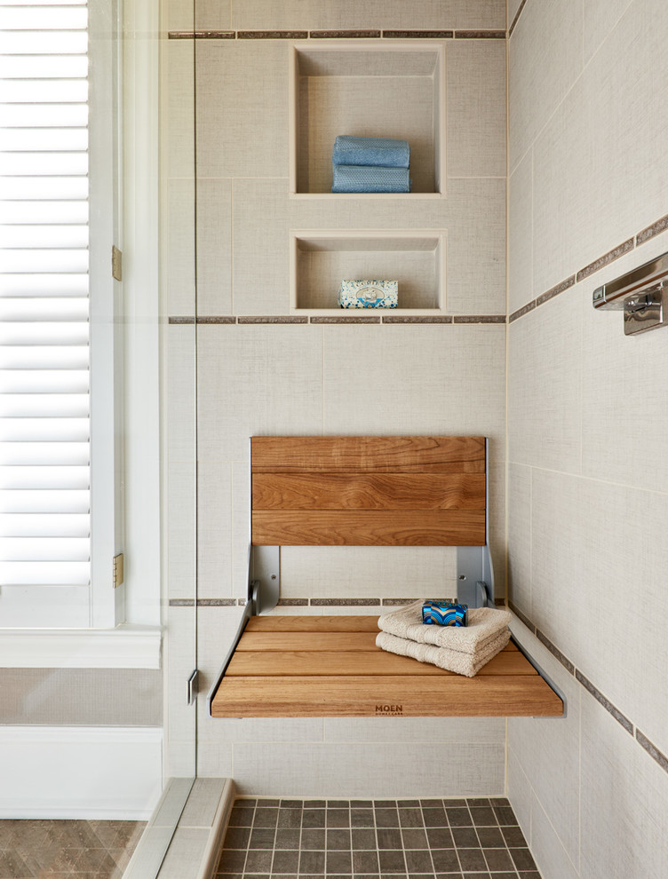 Ispirazione per una stanza da bagno classica con piastrelle beige, pavimento marrone e porta doccia a battente
