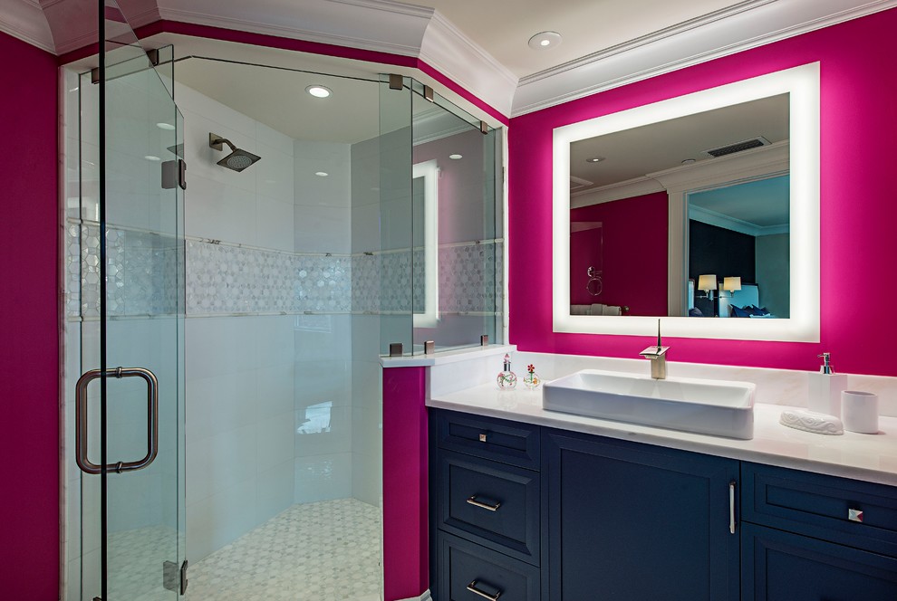 Свежая идея для дизайна: ванная комната в современном стиле с синими фасадами, мраморной столешницей, белой столешницей, встроенной тумбой, фасадами с выступающей филенкой, открытым душем, белой плиткой, розовыми стенами, полом из мозаичной плитки, душевой кабиной, настольной раковиной, бежевым полом, душем с распашными дверями и тумбой под одну раковину - отличное фото интерьера
