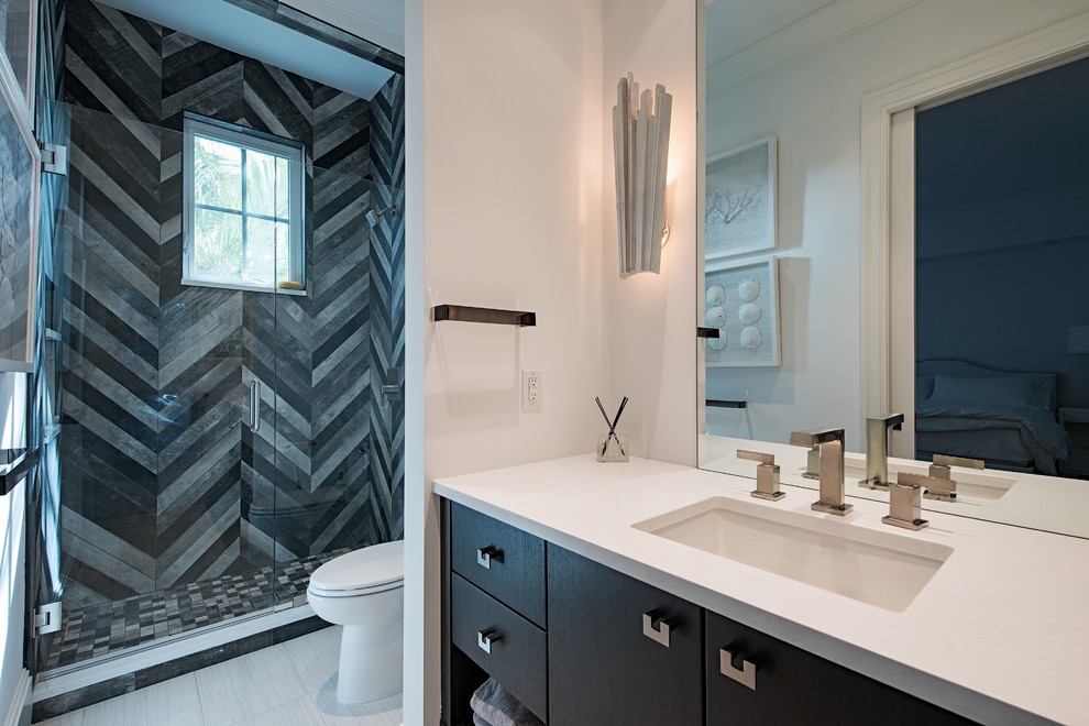 Foto de cuarto de baño contemporáneo con armarios con paneles lisos, puertas de armario de madera en tonos medios, ducha empotrada, sanitario de dos piezas, baldosas y/o azulejos grises, paredes blancas, aseo y ducha, lavabo bajoencimera, suelo beige, ducha con puerta con bisagras y encimeras blancas