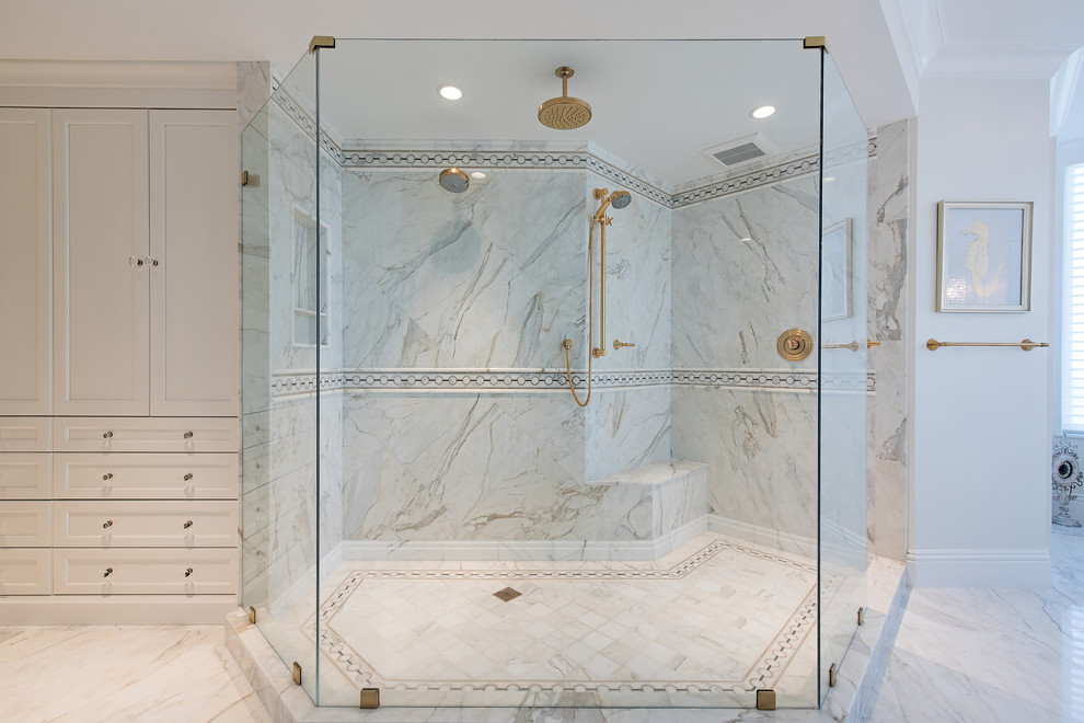 На фото: главная ванная комната в стиле неоклассика (современная классика) с фасадами в стиле шейкер, белыми фасадами, серой плиткой, белыми стенами, белым полом и открытым душем с