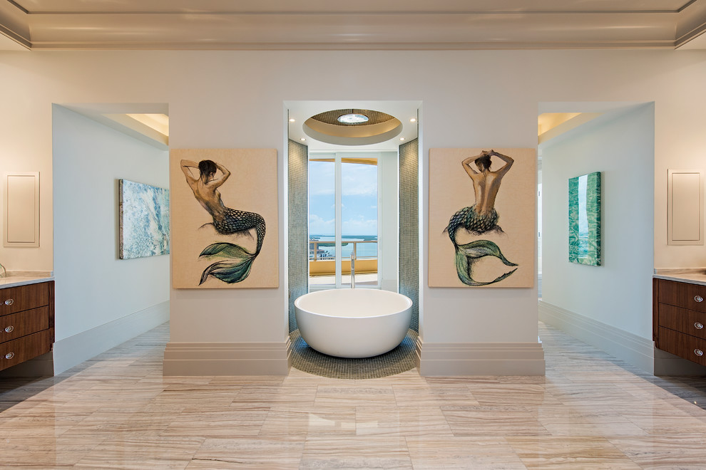 На фото: главная ванная комната в современном стиле с плоскими фасадами, темными деревянными фасадами, отдельно стоящей ванной, белыми стенами, полом из бамбука, бежевым полом и бежевой столешницей