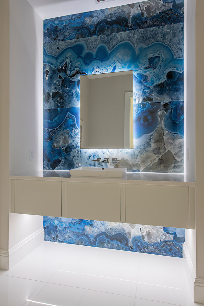 Стильный дизайн: ванная комната в современном стиле с плоскими фасадами, белыми фасадами, синей плиткой, плиткой из листового камня, настольной раковиной и белой столешницей - последний тренд
