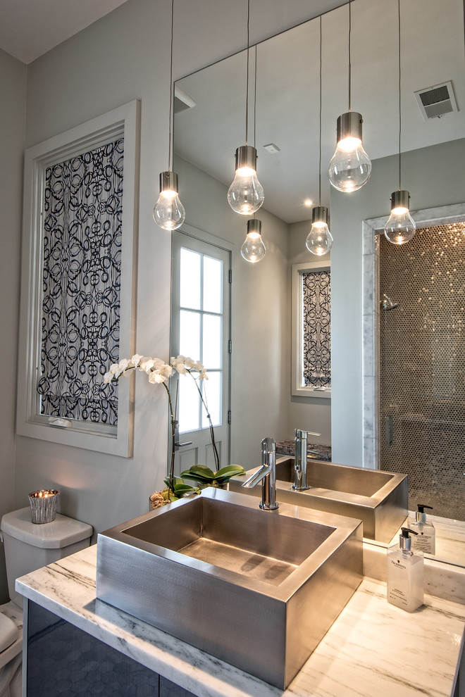 Modernes Badezimmer mit Duschnische, Wandtoilette mit Spülkasten, grauer Wandfarbe, Aufsatzwaschbecken und Marmor-Waschbecken/Waschtisch in Sonstige