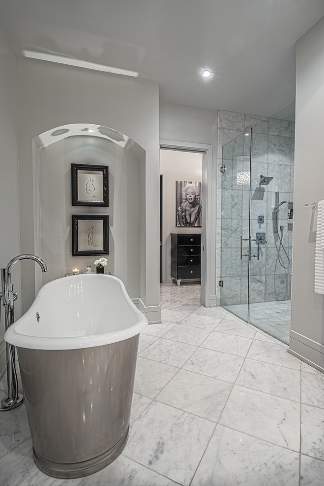Modernes Badezimmer mit freistehender Badewanne, Duschnische, weißer Wandfarbe und Marmorboden in Sonstige