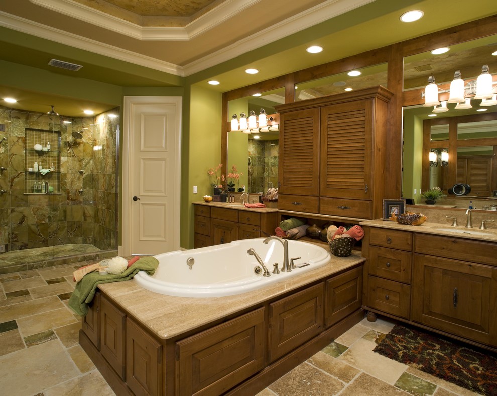 Mediterranes Badezimmer mit Unterbauwaschbecken, Einbaubadewanne, Duschnische, beigen Fliesen und grüner Wandfarbe in Tampa