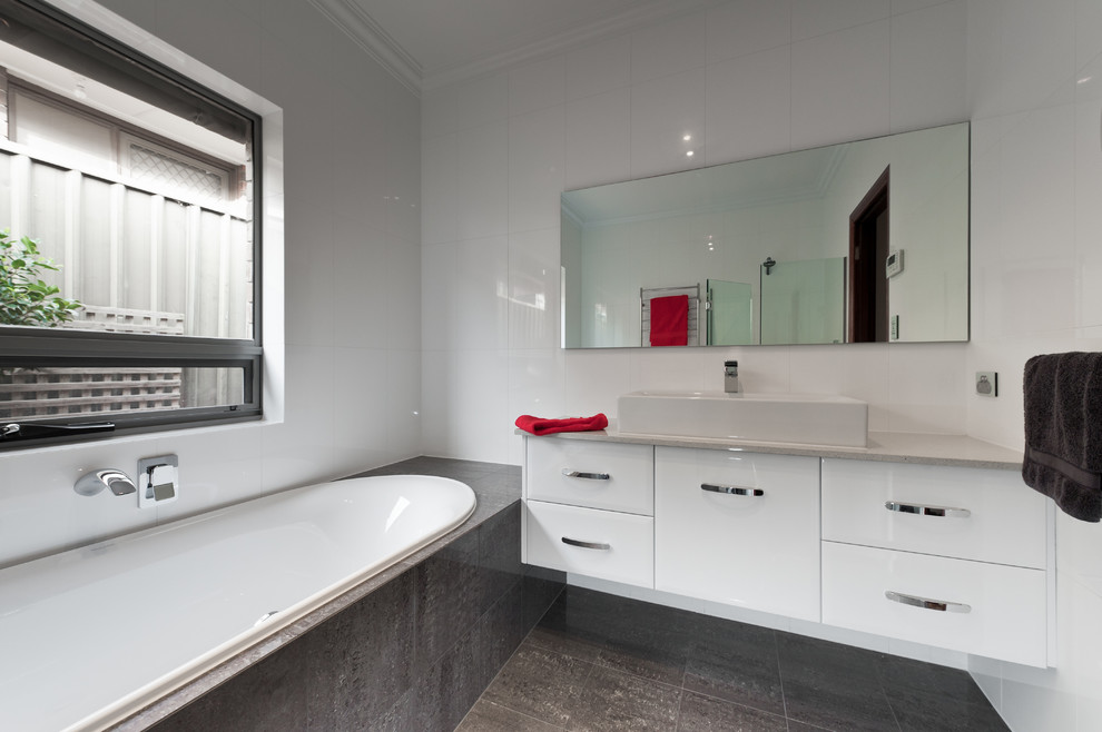 Ispirazione per una stanza da bagno padronale moderna di medie dimensioni con ante bianche, vasca da incasso, doccia alcova, piastrelle bianche e pareti bianche