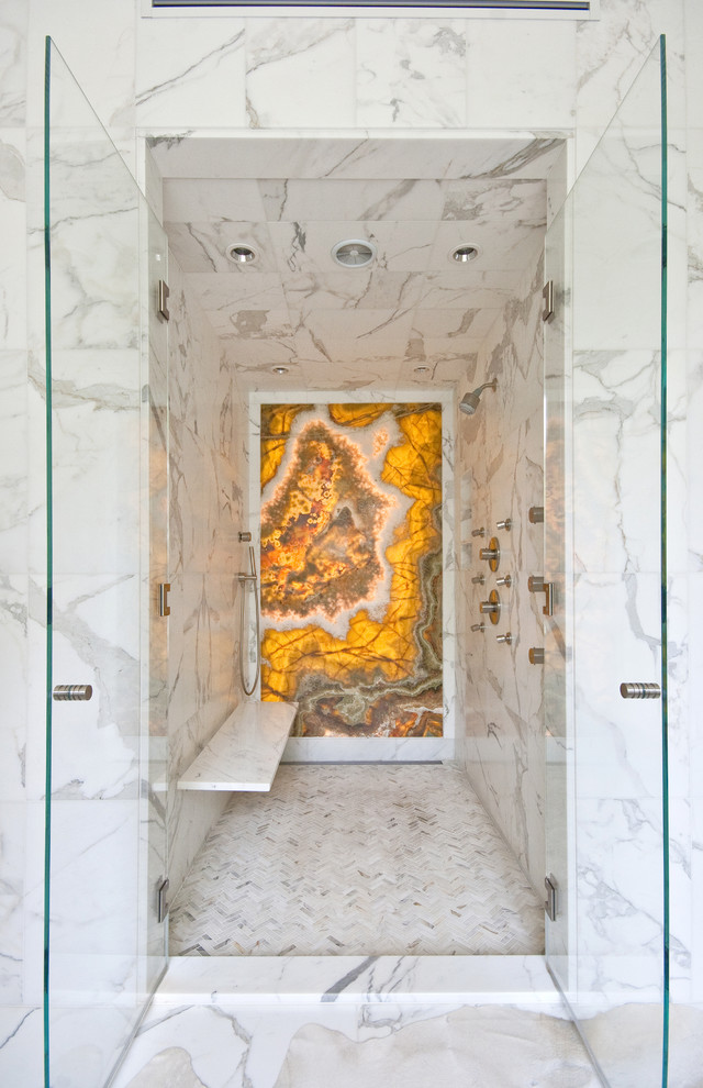 Свежая идея для дизайна: ванная комната в современном стиле с душем в нише, желтой плиткой, мраморной плиткой и сиденьем для душа - отличное фото интерьера