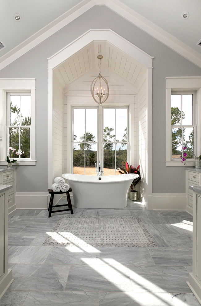 Inspiration för maritima en-suite badrum, med luckor med infälld panel, grå skåp, ett fristående badkar och grå väggar