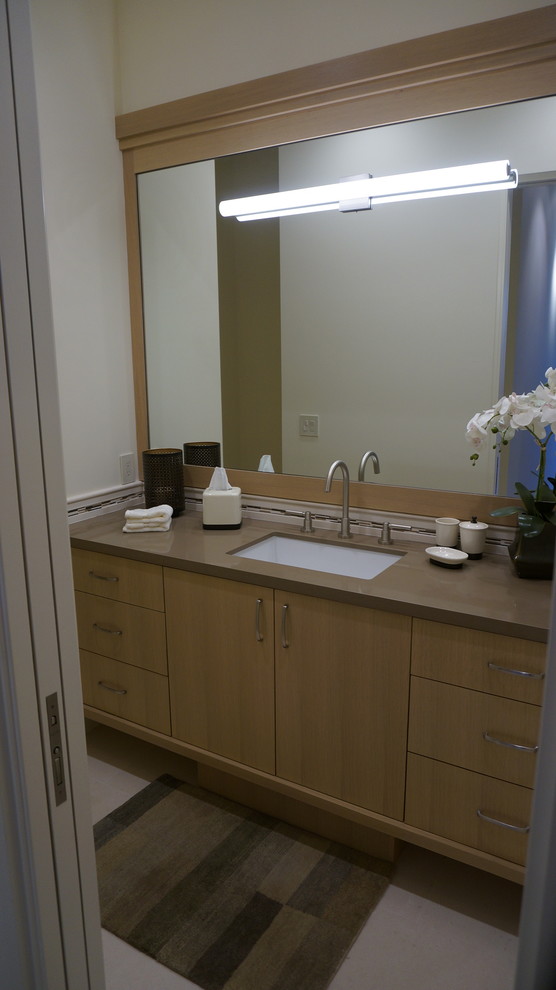 Immagine di una stanza da bagno padronale contemporanea di medie dimensioni con ante lisce, ante in legno chiaro, pareti bianche, pavimento in gres porcellanato, lavabo sottopiano e top in superficie solida