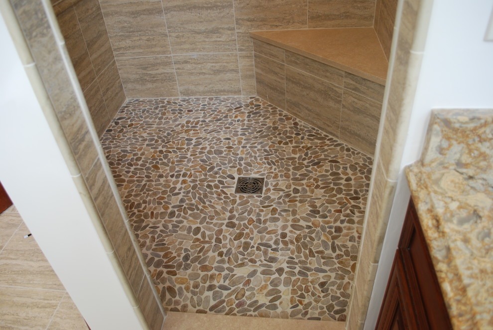 Ejemplo de cuarto de baño principal sin sin inodoro con baldosas y/o azulejos beige, baldosas y/o azulejos de porcelana, suelo de baldosas tipo guijarro y ducha abierta