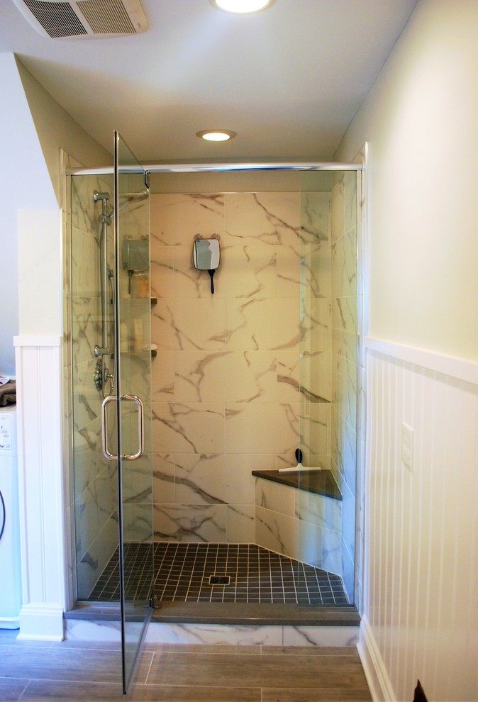 Idéer för att renovera ett mellanstort lantligt en-suite badrum, med skåp i shakerstil, vita skåp, en dusch i en alkov, en toalettstol med separat cisternkåpa, grå kakel, porslinskakel, grå väggar, klinkergolv i porslin, ett undermonterad handfat och bänkskiva i kvarts