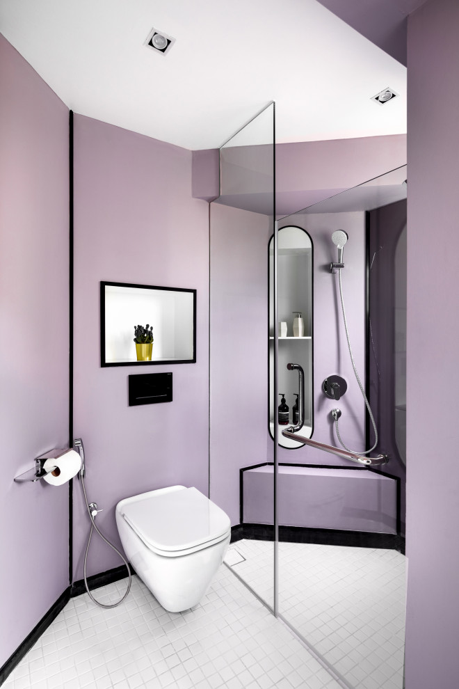 Ispirazione per una stanza da bagno con doccia minimal di medie dimensioni con doccia a filo pavimento, pareti viola, pavimento in gres porcellanato, pavimento bianco, doccia aperta e nicchia