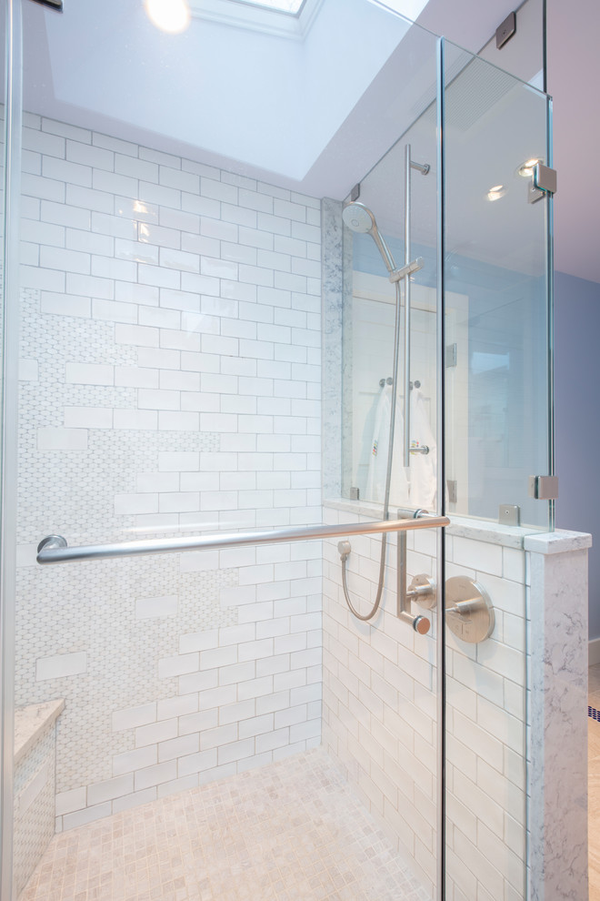 ワシントンD.C.にあるラグジュアリーなトランジショナルスタイルのおしゃれな浴室の写真