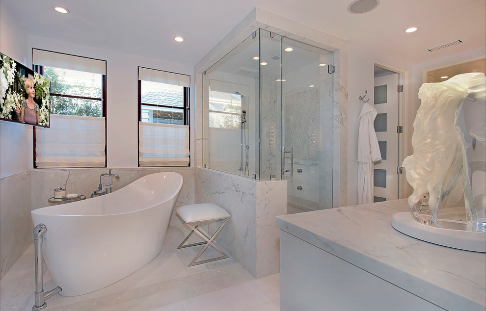 На фото: большая главная ванная комната в современном стиле с мраморной столешницей, отдельно стоящей ванной, угловым душем, белой плиткой, керамической плиткой, белыми стенами и полом из керамической плитки