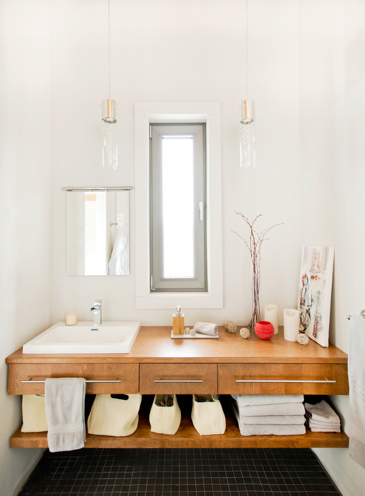 Пример оригинального дизайна: ванная комната в современном стиле с накладной раковиной и душем в нише