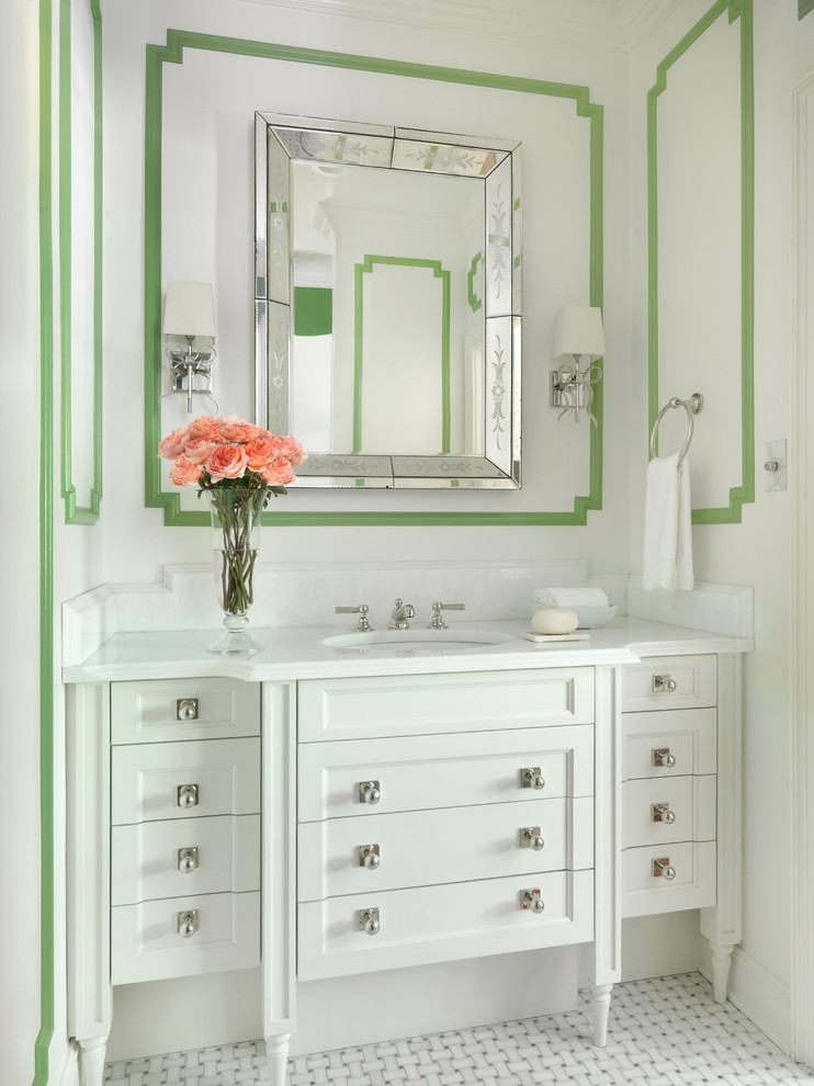Idéer för att renovera ett mellanstort vintage vit vitt badrum, med vita skåp, gröna väggar, mosaikgolv, ett undermonterad handfat, marmorbänkskiva, vitt golv och luckor med infälld panel