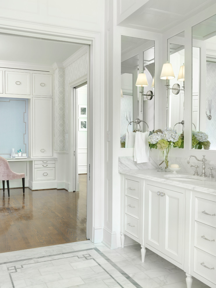 Идея дизайна: большая главная ванная комната в классическом стиле с белыми фасадами, белыми стенами, мраморным полом, врезной раковиной, мраморной столешницей, белым полом, белой столешницей и фасадами с утопленной филенкой