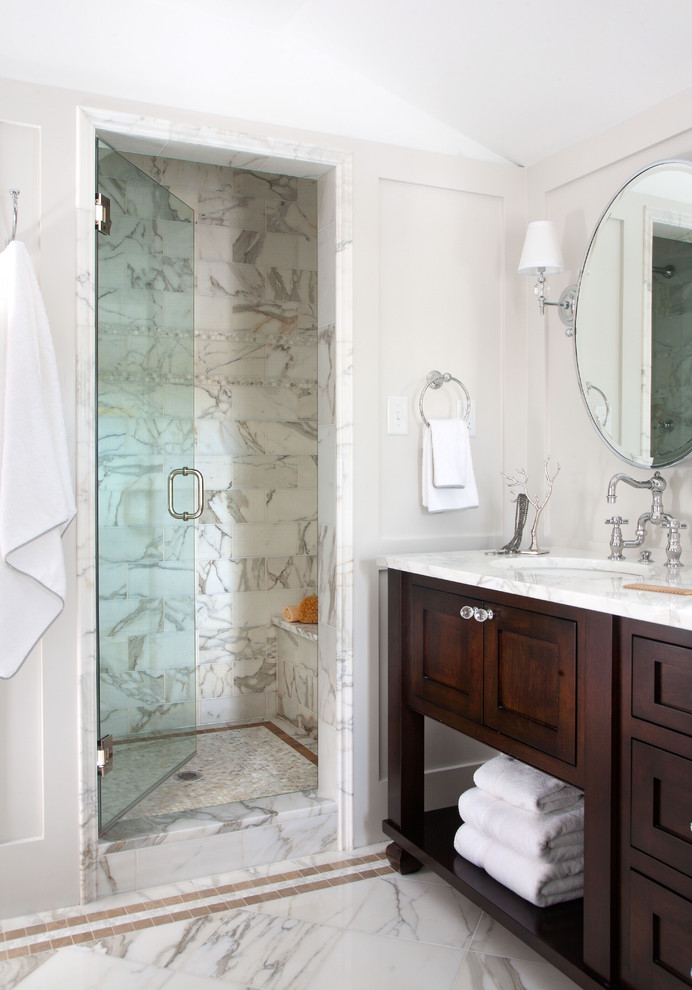 デンバーにあるお手頃価格のトラディショナルスタイルのおしゃれな浴室 (アンダーカウンター洗面器、濃色木目調キャビネット、アルコーブ型シャワー、白いタイル、シェーカースタイル扉のキャビネット) の写真