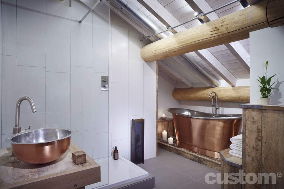 Ispirazione per una stanza da bagno industriale con vasca freestanding