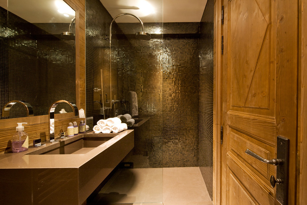 Esempio di una stanza da bagno con doccia minimal di medie dimensioni con lavabo sottopiano, doccia a filo pavimento, piastrelle in metallo e piastrelle nere