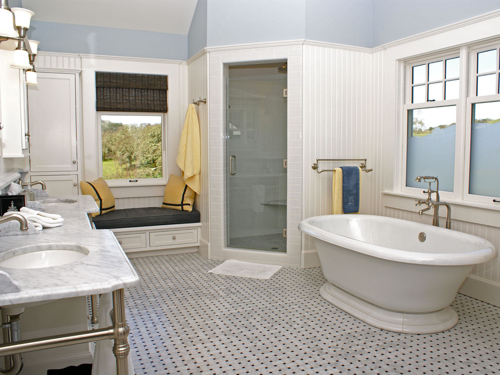 Cette image montre une douche en alcôve principale rustique de taille moyenne avec une baignoire indépendante, un carrelage gris, un mur blanc et un sol en carrelage de terre cuite.